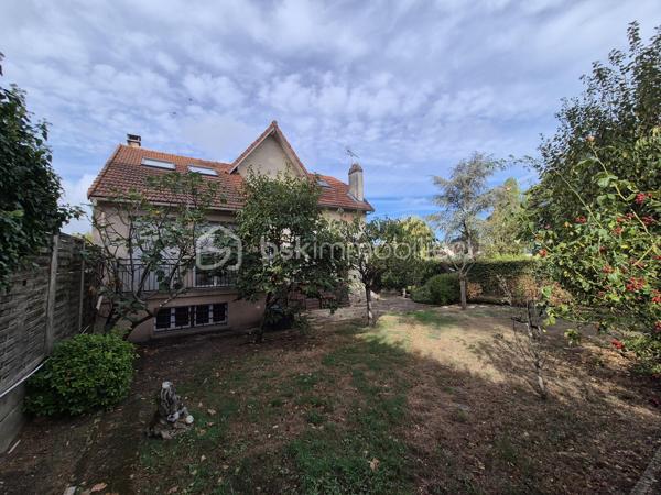 Cette charmante meulière des années 1930 de 140 m² est édifiée sur un terrain d’environ 740 m². Située dans un secteur calme de Montgeron, en lisière immédiate de la forêt de Sénart, elle offre un cadre verdoyant et un beau potentiel pour une vie de famille !!

Au rez-de-chaussée, l’entrée dessert une cuisine, un WC indépendant, un bureau, une chambre ainsi qu’un vaste séjour cathédrale traversant agrémenté d’une cheminée propice aux moments de convivialité.
À l’étage, un palier distribue trois chambres, dont une disposant de sa salle d’eau privative avec WC équipé d’un sanibroyeur, ainsi qu’une seconde salle d’eau avec WC sanibroyeur.
Un sous-sol, accessible depuis l’entrée et présentant une hauteur sous plafond réduite, complète le bien. Il comprend une buanderie, une chaufferie, une cave et une pièce pouvant servir de bureau ou d’espace de rangement.
À l’extérieur, le jardin offre un bel espace pour profiter des beaux jours. Une grande piscine à rénover vient compléter ce bien.
Un spacieux garage pouvant accueillir plusieurs véhicules constitue un atout supplémentaire !!
Cette maison pleine de charme attend ses futurs propriétaires pour être remise au goût du jour et personnalisée selon vos envies. Avec ses beaux volumes, son jardin et son emplacement privilégié, elle offre une belle opportunité de créer un lieu de vie à votre image.
Une propriété de caractère à découvrir sans tarder !