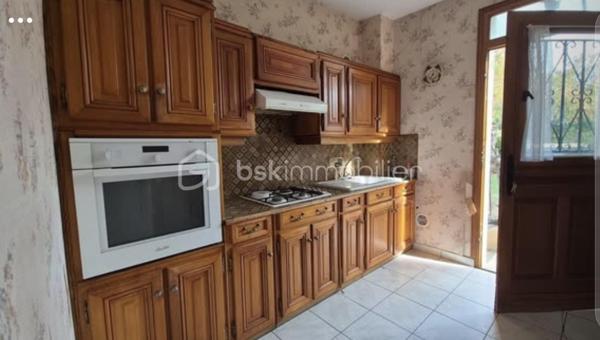 Cette charmante meulière des années 1930 de 140 m² est édifiée sur un terrain d’environ 740 m². Située dans un secteur calme de Montgeron, en lisière immédiate de la forêt de Sénart, elle offre un cadre verdoyant et un beau potentiel pour une vie de famille !!

Au rez-de-chaussée, l’entrée dessert une cuisine, un WC indépendant, un bureau, une chambre ainsi qu’un vaste séjour cathédrale traversant agrémenté d’une cheminée propice aux moments de convivialité.
À l’étage, un palier distribue trois chambres, dont une disposant de sa salle d’eau privative avec WC équipé d’un sanibroyeur, ainsi qu’une seconde salle d’eau avec WC sanibroyeur.
Un sous-sol, accessible depuis l’entrée et présentant une hauteur sous plafond réduite, complète le bien. Il comprend une buanderie, une chaufferie, une cave et une pièce pouvant servir de bureau ou d’espace de rangement.
À l’extérieur, le jardin offre un bel espace pour profiter des beaux jours. Une grande piscine à rénover vient compléter ce bien.
Un spacieux garage pouvant accueillir plusieurs véhicules constitue un atout supplémentaire !!
Cette maison pleine de charme attend ses futurs propriétaires pour être remise au goût du jour et personnalisée selon vos envies. Avec ses beaux volumes, son jardin et son emplacement privilégié, elle offre une belle opportunité de créer un lieu de vie à votre image.
Une propriété de caractère à découvrir sans tarder !