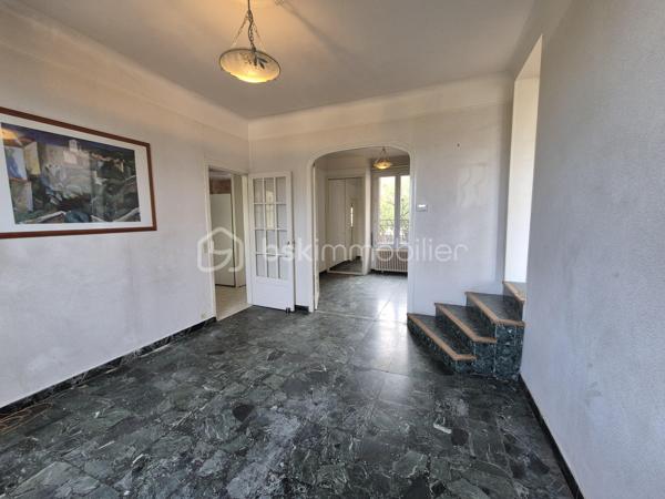 Cette charmante meulière des années 1930 de 140 m² est édifiée sur un terrain d’environ 740 m². Située dans un secteur calme de Montgeron, en lisière immédiate de la forêt de Sénart, elle offre un cadre verdoyant et un beau potentiel pour une vie de famille !!

Au rez-de-chaussée, l’entrée dessert une cuisine, un WC indépendant, un bureau, une chambre ainsi qu’un vaste séjour cathédrale traversant agrémenté d’une cheminée propice aux moments de convivialité.
À l’étage, un palier distribue trois chambres, dont une disposant de sa salle d’eau privative avec WC équipé d’un sanibroyeur, ainsi qu’une seconde salle d’eau avec WC sanibroyeur.
Un sous-sol, accessible depuis l’entrée et présentant une hauteur sous plafond réduite, complète le bien. Il comprend une buanderie, une chaufferie, une cave et une pièce pouvant servir de bureau ou d’espace de rangement.
À l’extérieur, le jardin offre un bel espace pour profiter des beaux jours. Une grande piscine à rénover vient compléter ce bien.
Un spacieux garage pouvant accueillir plusieurs véhicules constitue un atout supplémentaire !!
Cette maison pleine de charme attend ses futurs propriétaires pour être remise au goût du jour et personnalisée selon vos envies. Avec ses beaux volumes, son jardin et son emplacement privilégié, elle offre une belle opportunité de créer un lieu de vie à votre image.
Une propriété de caractère à découvrir sans tarder !