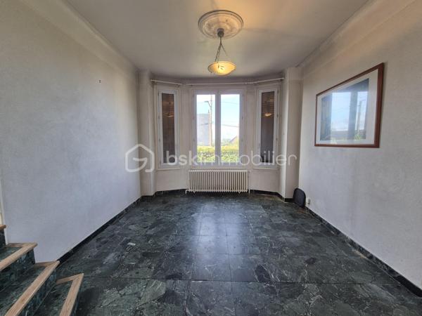 Cette charmante meulière des années 1930 de 140 m² est édifiée sur un terrain d’environ 740 m². Située dans un secteur calme de Montgeron, en lisière immédiate de la forêt de Sénart, elle offre un cadre verdoyant et un beau potentiel pour une vie de famille !!

Au rez-de-chaussée, l’entrée dessert une cuisine, un WC indépendant, un bureau, une chambre ainsi qu’un vaste séjour cathédrale traversant agrémenté d’une cheminée propice aux moments de convivialité.
À l’étage, un palier distribue trois chambres, dont une disposant de sa salle d’eau privative avec WC équipé d’un sanibroyeur, ainsi qu’une seconde salle d’eau avec WC sanibroyeur.
Un sous-sol, accessible depuis l’entrée et présentant une hauteur sous plafond réduite, complète le bien. Il comprend une buanderie, une chaufferie, une cave et une pièce pouvant servir de bureau ou d’espace de rangement.
À l’extérieur, le jardin offre un bel espace pour profiter des beaux jours. Une grande piscine à rénover vient compléter ce bien.
Un spacieux garage pouvant accueillir plusieurs véhicules constitue un atout supplémentaire !!
Cette maison pleine de charme attend ses futurs propriétaires pour être remise au goût du jour et personnalisée selon vos envies. Avec ses beaux volumes, son jardin et son emplacement privilégié, elle offre une belle opportunité de créer un lieu de vie à votre image.
Une propriété de caractère à découvrir sans tarder !