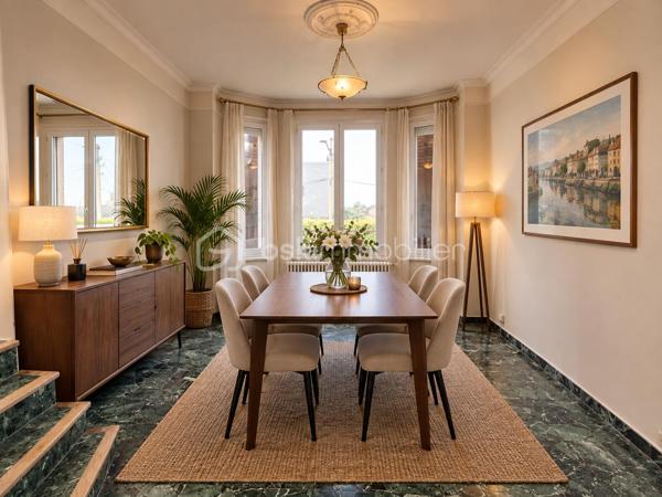 Cette charmante meulière des années 1930 de 140 m² est édifiée sur un terrain d’environ 740 m². Située dans un secteur calme de Montgeron, en lisière immédiate de la forêt de Sénart, elle offre un cadre verdoyant et un beau potentiel pour une vie de famille !!

Au rez-de-chaussée, l’entrée dessert une cuisine, un WC indépendant, un bureau, une chambre ainsi qu’un vaste séjour cathédrale traversant agrémenté d’une cheminée propice aux moments de convivialité.
À l’étage, un palier distribue trois chambres, dont une disposant de sa salle d’eau privative avec WC équipé d’un sanibroyeur, ainsi qu’une seconde salle d’eau avec WC sanibroyeur.
Un sous-sol, accessible depuis l’entrée et présentant une hauteur sous plafond réduite, complète le bien. Il comprend une buanderie, une chaufferie, une cave et une pièce pouvant servir de bureau ou d’espace de rangement.
À l’extérieur, le jardin offre un bel espace pour profiter des beaux jours. Une grande piscine à rénover vient compléter ce bien.
Un spacieux garage pouvant accueillir plusieurs véhicules constitue un atout supplémentaire !!
Cette maison pleine de charme attend ses futurs propriétaires pour être remise au goût du jour et personnalisée selon vos envies. Avec ses beaux volumes, son jardin et son emplacement privilégié, elle offre une belle opportunité de créer un lieu de vie à votre image.
Une propriété de caractère à découvrir sans tarder !
