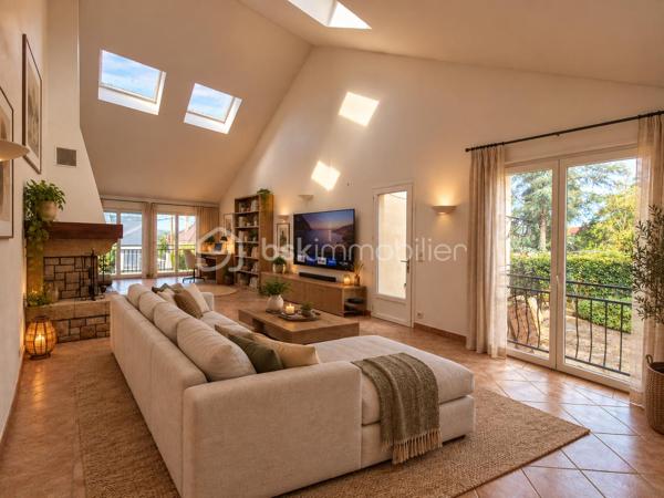 Cette charmante meulière des années 1930 de 140 m² est édifiée sur un terrain d’environ 740 m². Située dans un secteur calme de Montgeron, en lisière immédiate de la forêt de Sénart, elle offre un cadre verdoyant et un beau potentiel pour une vie de famille !!

Au rez-de-chaussée, l’entrée dessert une cuisine, un WC indépendant, un bureau, une chambre ainsi qu’un vaste séjour cathédrale traversant agrémenté d’une cheminée propice aux moments de convivialité.
À l’étage, un palier distribue trois chambres, dont une disposant de sa salle d’eau privative avec WC équipé d’un sanibroyeur, ainsi qu’une seconde salle d’eau avec WC sanibroyeur.
Un sous-sol, accessible depuis l’entrée et présentant une hauteur sous plafond réduite, complète le bien. Il comprend une buanderie, une chaufferie, une cave et une pièce pouvant servir de bureau ou d’espace de rangement.
À l’extérieur, le jardin offre un bel espace pour profiter des beaux jours. Une grande piscine à rénover vient compléter ce bien.
Un spacieux garage pouvant accueillir plusieurs véhicules constitue un atout supplémentaire !!
Cette maison pleine de charme attend ses futurs propriétaires pour être remise au goût du jour et personnalisée selon vos envies. Avec ses beaux volumes, son jardin et son emplacement privilégié, elle offre une belle opportunité de créer un lieu de vie à votre image.
Une propriété de caractère à découvrir sans tarder !