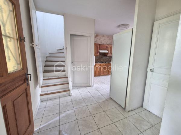 Cette charmante meulière des années 1930 de 140 m² est édifiée sur un terrain d’environ 740 m². Située dans un secteur calme de Montgeron, en lisière immédiate de la forêt de Sénart, elle offre un cadre verdoyant et un beau potentiel pour une vie de famille !!

Au rez-de-chaussée, l’entrée dessert une cuisine, un WC indépendant, un bureau, une chambre ainsi qu’un vaste séjour cathédrale traversant agrémenté d’une cheminée propice aux moments de convivialité.
À l’étage, un palier distribue trois chambres, dont une disposant de sa salle d’eau privative avec WC équipé d’un sanibroyeur, ainsi qu’une seconde salle d’eau avec WC sanibroyeur.
Un sous-sol, accessible depuis l’entrée et présentant une hauteur sous plafond réduite, complète le bien. Il comprend une buanderie, une chaufferie, une cave et une pièce pouvant servir de bureau ou d’espace de rangement.
À l’extérieur, le jardin offre un bel espace pour profiter des beaux jours. Une grande piscine à rénover vient compléter ce bien.
Un spacieux garage pouvant accueillir plusieurs véhicules constitue un atout supplémentaire !!
Cette maison pleine de charme attend ses futurs propriétaires pour être remise au goût du jour et personnalisée selon vos envies. Avec ses beaux volumes, son jardin et son emplacement privilégié, elle offre une belle opportunité de créer un lieu de vie à votre image.
Une propriété de caractère à découvrir sans tarder !