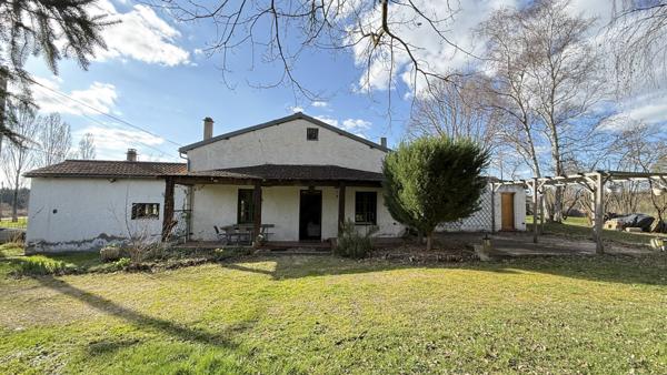 Villeneuve-les-Cerfs (63310) Maison de campagne familiale à rénover entièrement avec terrain et dépendances