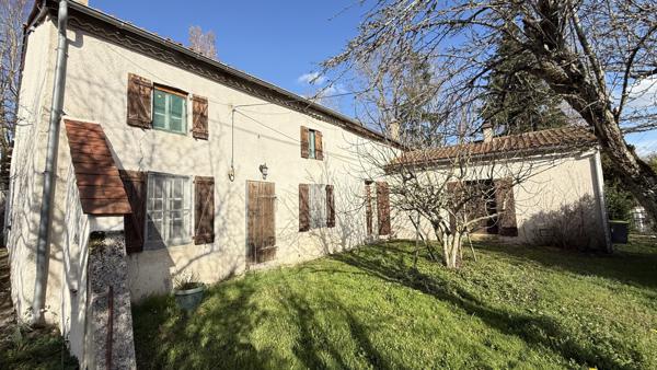 Villeneuve-les-Cerfs (63310) Maison de campagne familiale à rénover entièrement avec terrain et dépendances