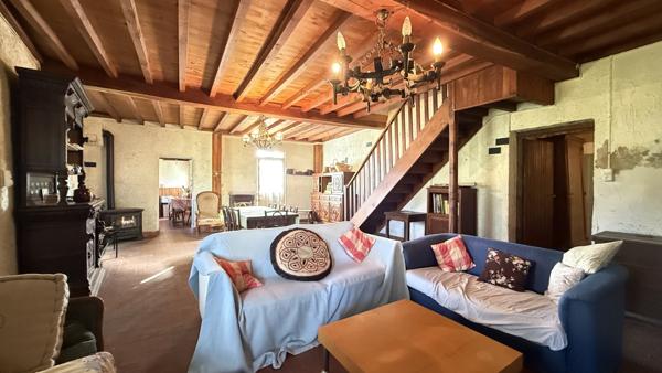 Villeneuve-les-Cerfs (63310) Maison de campagne familiale à rénover entièrement avec terrain et dépendances