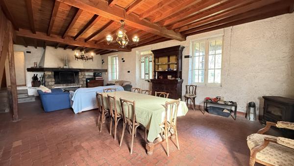 Villeneuve-les-Cerfs (63310) Maison de campagne familiale à rénover entièrement avec terrain et dépendances