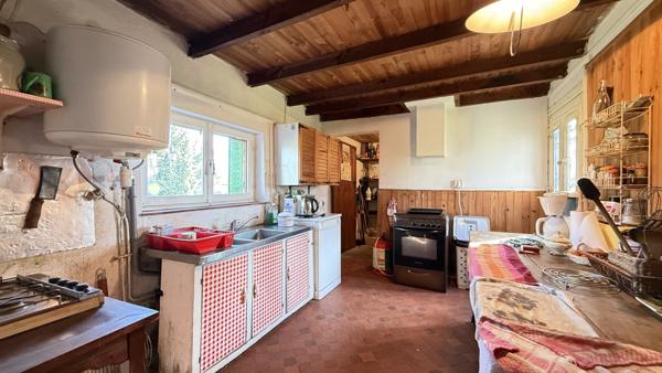 Villeneuve-les-Cerfs (63310) Maison de campagne familiale à rénover entièrement avec terrain et dépendances