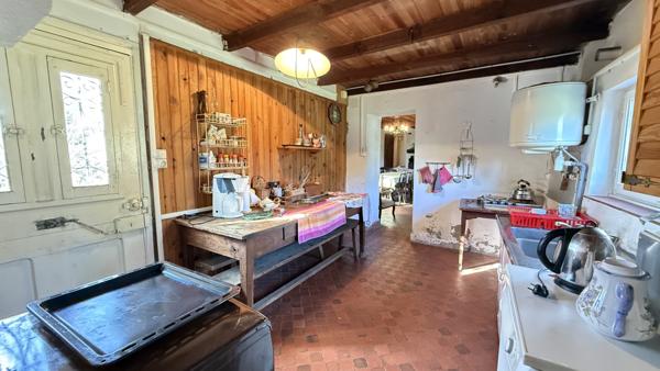 Villeneuve-les-Cerfs (63310) Maison de campagne familiale à rénover entièrement avec terrain et dépendances