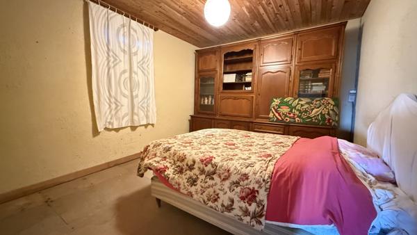 Villeneuve-les-Cerfs (63310) Maison de campagne familiale à rénover entièrement avec terrain et dépendances