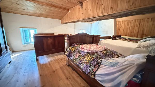 Villeneuve-les-Cerfs (63310) Maison de campagne familiale à rénover entièrement avec terrain et dépendances