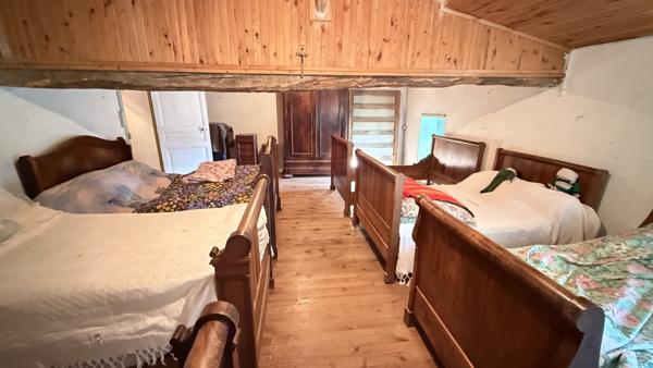 Villeneuve-les-Cerfs (63310) Maison de campagne familiale à rénover entièrement avec terrain et dépendances