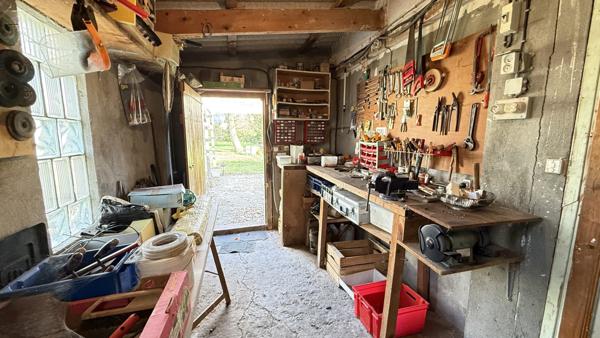 Villeneuve-les-Cerfs (63310) Maison de campagne familiale à rénover entièrement avec terrain et dépendances