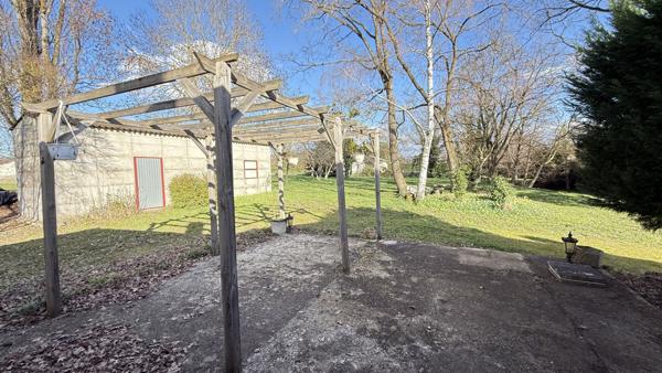 Villeneuve-les-Cerfs (63310) Maison de campagne familiale à rénover entièrement avec terrain et dépendances