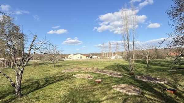 Villeneuve-les-Cerfs (63310) Maison de campagne familiale à rénover entièrement avec terrain et dépendances