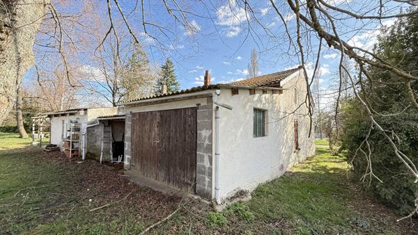Villeneuve-les-Cerfs (63310) Maison de campagne familiale à rénover entièrement avec terrain et dépendances