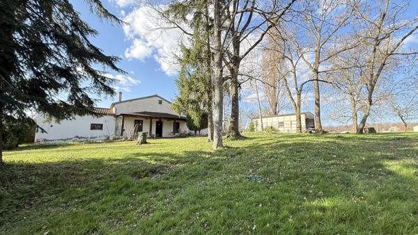 Villeneuve-les-Cerfs (63310) Maison de campagne familiale à rénover entièrement avec terrain et dépendances