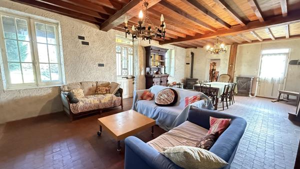 Villeneuve-les-Cerfs (63310) Maison de campagne familiale à rénover entièrement avec terrain et dépendances