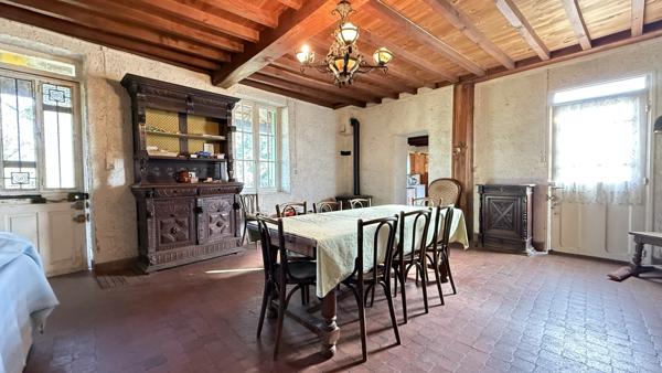 Villeneuve-les-Cerfs (63310) Maison de campagne familiale à rénover entièrement avec terrain et dépendances