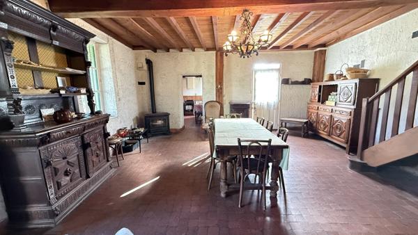 Villeneuve-les-Cerfs (63310) Maison de campagne familiale à rénover entièrement avec terrain et dépendances