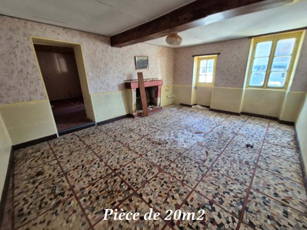 Maison entièrement à rénover avec garage, petit jardin , Terranjou