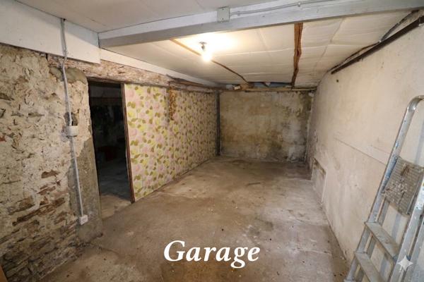 Maison entièrement à rénover avec garage, petit jardin , Terranjou