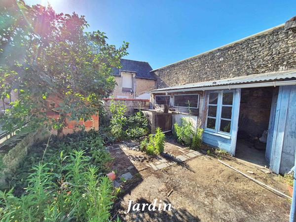 Maison entièrement à rénover avec garage, petit jardin , Terranjou
