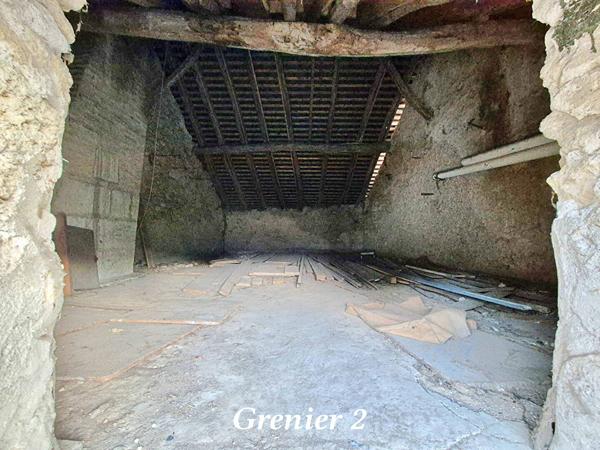 Maison entièrement à rénover avec garage, petit jardin , Terranjou