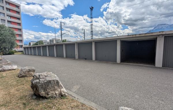 Garage 14 m2 en rez-de-chaussée copropriété sécurisée