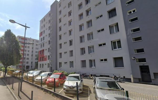 Garage 14 m2 en rez-de-chaussée copropriété sécurisée