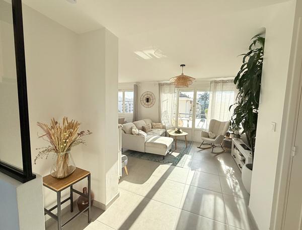 Appartement 3 pièces avec balcon au Centre de Tassin la Demi Lune