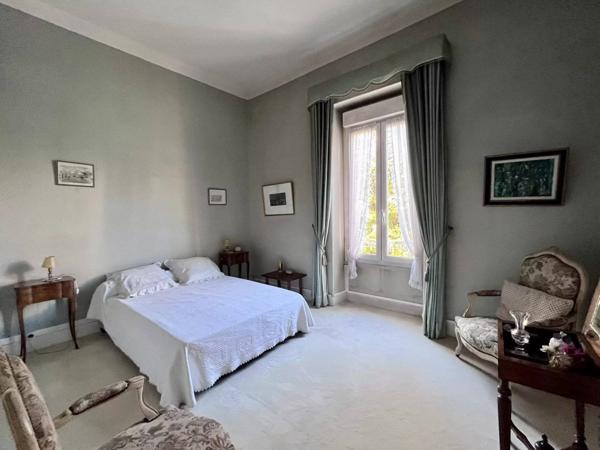 NÎMES - CENTRE-VILLE - QUARTIER RÉVOLUTION - MAISON DE MAÎTRE - ANCIEN - 3 CHAMBRES - JARDIN - CAVE - PARKING - CALME