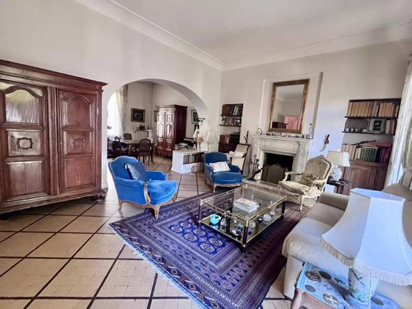 NÎMES - CENTRE-VILLE - QUARTIER RÉVOLUTION - MAISON DE MAÎTRE - ANCIEN - 3 CHAMBRES - JARDIN - CAVE - PARKING - CALME