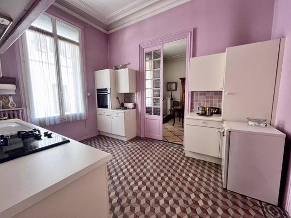 NÎMES - CENTRE-VILLE - QUARTIER RÉVOLUTION - MAISON DE MAÎTRE - ANCIEN - 3 CHAMBRES - JARDIN - CAVE - PARKING - CALME