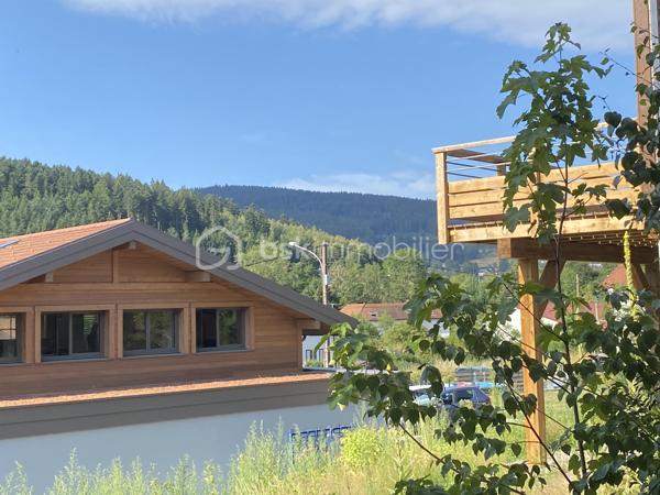 Nous vous proposons un appartement T2 « vendu en plateau à aménager », au sein d’une copropriété entièrement rénovée, toiture, isolation extérieure, façades, menuiseries extérieures, parties communes et aménagements extérieurs.

Cet appartement se compose d’une grande pièce de vie ouverte sur une terrasse orientée Ouest, une grande chambre avec la possibilité de créer un espace dressing, une salle de bain avec un espace buanderie et un WC complètent cet ensemble.

Les plus de ce projet 👍 :

💰Petit budget
👷‍♂️ Accompagnement possible pour le suivi des travaux
🥾 À proximité du Lac et des sentiers de randonnée

Afin de faciliter votre projection nous avons réalisé une étude complète pour le chiffrage des travaux d’aménagements intérieurs, rénovation complète de l’installation électrique, chauffage, des sanitaires, des sols, murs et plafonds.

Une pré-étude chiffrée vous sera transmise sur demande. Si vous le souhaitez nous pouvons vous mettre en relation avec notre prestataire qui assurera la programmation et le suivi des travaux avec les entreprises locales. 

Proposé au prix de 99 600€ honoraires charge vendeur, saisissez l’opportunité d’acquérir un appartement au sein d’un ensemble immobilier entièrement rénové avec la possibilité de choisir votre aménagement intérieur. Stationnement disponible en sus 3500/u.
