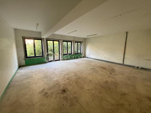 Nous vous proposons un appartement T2 « vendu en plateau à aménager », au sein d’une copropriété entièrement rénovée, toiture, isolation extérieure, façades, menuiseries extérieures, parties communes et aménagements extérieurs.

Cet appartement se compose d’une grande pièce de vie ouverte sur une terrasse orientée Ouest, une grande chambre avec la possibilité de créer un espace dressing, une salle de bain avec un espace buanderie et un WC complètent cet ensemble.

Les plus de ce projet 👍 :

💰Petit budget
👷‍♂️ Accompagnement possible pour le suivi des travaux
🥾 À proximité du Lac et des sentiers de randonnée

Afin de faciliter votre projection nous avons réalisé une étude complète pour le chiffrage des travaux d’aménagements intérieurs, rénovation complète de l’installation électrique, chauffage, des sanitaires, des sols, murs et plafonds.

Une pré-étude chiffrée vous sera transmise sur demande. Si vous le souhaitez nous pouvons vous mettre en relation avec notre prestataire qui assurera la programmation et le suivi des travaux avec les entreprises locales. 

Proposé au prix de 99 600€ honoraires charge vendeur, saisissez l’opportunité d’acquérir un appartement au sein d’un ensemble immobilier entièrement rénové avec la possibilité de choisir votre aménagement intérieur. Stationnement disponible en sus 3500/u.