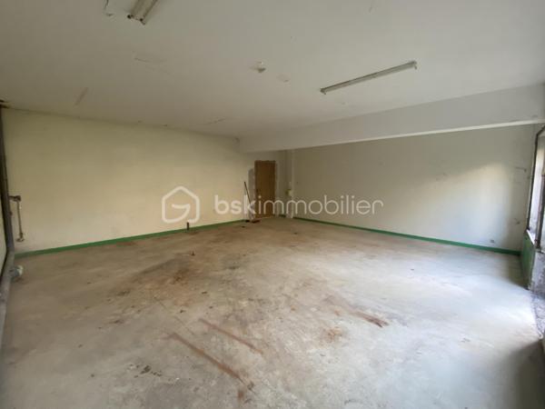 Nous vous proposons un appartement T2 « vendu en plateau à aménager », au sein d’une copropriété entièrement rénovée, toiture, isolation extérieure, façades, menuiseries extérieures, parties communes et aménagements extérieurs.

Cet appartement se compose d’une grande pièce de vie ouverte sur une terrasse orientée Ouest, une grande chambre avec la possibilité de créer un espace dressing, une salle de bain avec un espace buanderie et un WC complètent cet ensemble.

Les plus de ce projet 👍 :

💰Petit budget
👷‍♂️ Accompagnement possible pour le suivi des travaux
🥾 À proximité du Lac et des sentiers de randonnée

Afin de faciliter votre projection nous avons réalisé une étude complète pour le chiffrage des travaux d’aménagements intérieurs, rénovation complète de l’installation électrique, chauffage, des sanitaires, des sols, murs et plafonds.

Une pré-étude chiffrée vous sera transmise sur demande. Si vous le souhaitez nous pouvons vous mettre en relation avec notre prestataire qui assurera la programmation et le suivi des travaux avec les entreprises locales. 

Proposé au prix de 99 600€ honoraires charge vendeur, saisissez l’opportunité d’acquérir un appartement au sein d’un ensemble immobilier entièrement rénové avec la possibilité de choisir votre aménagement intérieur. Stationnement disponible en sus 3500/u.