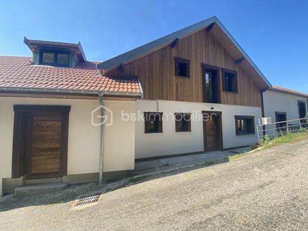 Nous vous proposons un appartement T2 « vendu en plateau à aménager », au sein d’une copropriété entièrement rénovée, toiture, isolation extérieure, façades, menuiseries extérieures, parties communes et aménagements extérieurs.

Cet appartement se compose d’une grande pièce de vie ouverte sur une terrasse orientée Ouest, une grande chambre avec la possibilité de créer un espace dressing, une salle de bain avec un espace buanderie et un WC complètent cet ensemble.

Les plus de ce projet 👍 :

💰Petit budget
👷‍♂️ Accompagnement possible pour le suivi des travaux
🥾 À proximité du Lac et des sentiers de randonnée

Afin de faciliter votre projection nous avons réalisé une étude complète pour le chiffrage des travaux d’aménagements intérieurs, rénovation complète de l’installation électrique, chauffage, des sanitaires, des sols, murs et plafonds.

Une pré-étude chiffrée vous sera transmise sur demande. Si vous le souhaitez nous pouvons vous mettre en relation avec notre prestataire qui assurera la programmation et le suivi des travaux avec les entreprises locales. 

Proposé au prix de 99 600€ honoraires charge vendeur, saisissez l’opportunité d’acquérir un appartement au sein d’un ensemble immobilier entièrement rénové avec la possibilité de choisir votre aménagement intérieur. Stationnement disponible en sus 3500/u.