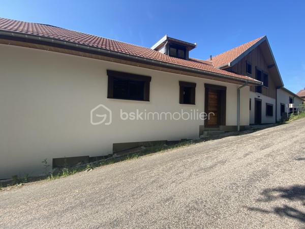 Nous vous proposons un appartement T2 « vendu en plateau à aménager », au sein d’une copropriété entièrement rénovée, toiture, isolation extérieure, façades, menuiseries extérieures, parties communes et aménagements extérieurs.

Cet appartement se compose d’une grande pièce de vie ouverte sur une terrasse orientée Ouest, une grande chambre avec la possibilité de créer un espace dressing, une salle de bain avec un espace buanderie et un WC complètent cet ensemble.

Les plus de ce projet 👍 :

💰Petit budget
👷‍♂️ Accompagnement possible pour le suivi des travaux
🥾 À proximité du Lac et des sentiers de randonnée

Afin de faciliter votre projection nous avons réalisé une étude complète pour le chiffrage des travaux d’aménagements intérieurs, rénovation complète de l’installation électrique, chauffage, des sanitaires, des sols, murs et plafonds.

Une pré-étude chiffrée vous sera transmise sur demande. Si vous le souhaitez nous pouvons vous mettre en relation avec notre prestataire qui assurera la programmation et le suivi des travaux avec les entreprises locales. 

Proposé au prix de 99 600€ honoraires charge vendeur, saisissez l’opportunité d’acquérir un appartement au sein d’un ensemble immobilier entièrement rénové avec la possibilité de choisir votre aménagement intérieur. Stationnement disponible en sus 3500/u.