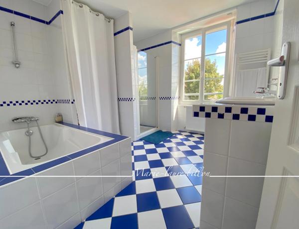 Maison à vendre 5 pièces LA GARNACHE (85), maison de ville 4 chambres, jardinet et garage