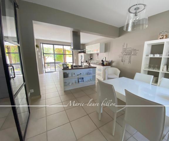 Maison à vendre 5 pièces LA GARNACHE (85), maison de ville 4 chambres, jardinet et garage