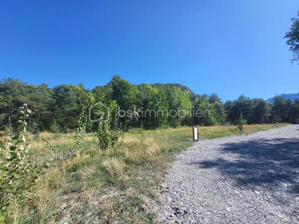 Terrains plats et viabilisés à seulement 5 minutes du lac de Serre-Ponçon !
Vous rêvez de construire votre maison dans un beau cadre naturel avec une superbe vue sur les montagnes ?
Découvrez cette opportunité composée de 8 terrains à bâtir plats et viabilisés, avec des superficies à partir de 500 m² et des prix à partir de 98 000 €.
Des terrains prêts à accueillir votre projet de construction, dans un environnement privilégié entre montagnes et proximité du lac.
✨ Les points forts :
Terrains plats
Terrains viabilisés
Superbe vue sur les montagnes
À seulement 5 minutes du lac de Serre-Ponçon
Un cadre agréable pour concrétiser votre projet
Votre interlocutrice pour l’ensemble des 8 lots, je vous accompagne dans la découverte des disponibilités et dans le choix du terrain adapté à votre projet.
📞 Contactez-nous directement pour connaître les superficies, les prix et les lots actuellement disponibles