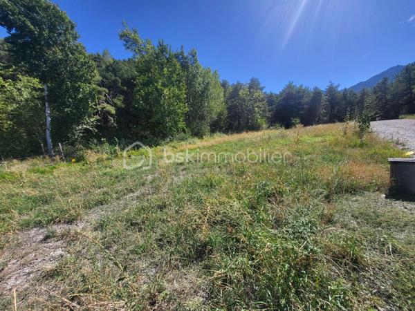Terrains plats et viabilisés à seulement 5 minutes du lac de Serre-Ponçon !
Vous rêvez de construire votre maison dans un beau cadre naturel avec une superbe vue sur les montagnes ?
Découvrez cette opportunité composée de 8 terrains à bâtir plats et viabilisés, avec des superficies à partir de 500 m² et des prix à partir de 98 000 €.
Des terrains prêts à accueillir votre projet de construction, dans un environnement privilégié entre montagnes et proximité du lac.
✨ Les points forts :
Terrains plats
Terrains viabilisés
Superbe vue sur les montagnes
À seulement 5 minutes du lac de Serre-Ponçon
Un cadre agréable pour concrétiser votre projet
Votre interlocutrice pour l’ensemble des 8 lots, je vous accompagne dans la découverte des disponibilités et dans le choix du terrain adapté à votre projet.
📞 Contactez-nous directement pour connaître les superficies, les prix et les lots actuellement disponibles