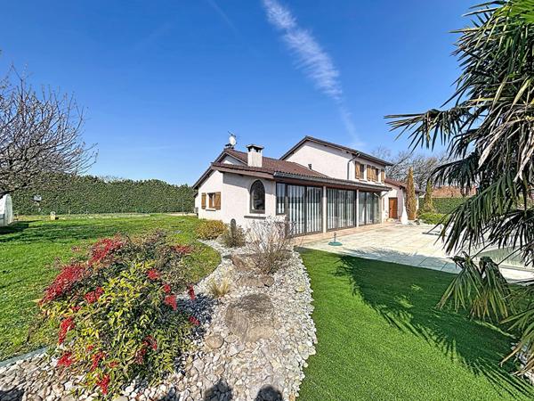 Maison familiale de 133 m² avec piscine pool house, atelier sur terrain arboré de 2 220 m² double garage