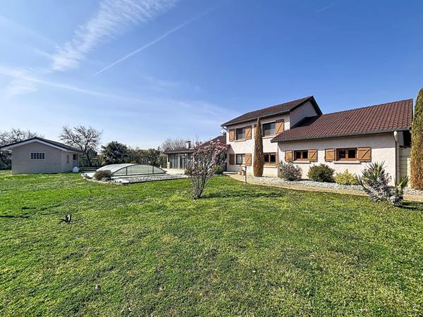 Maison familiale de 133 m² avec piscine pool house, atelier sur terrain arboré de 2 220 m² double garage