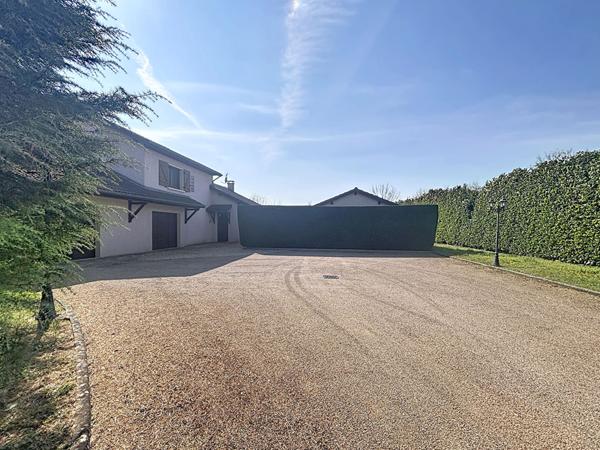 Maison familiale de 133 m² avec piscine pool house, atelier sur terrain arboré de 2 220 m² double garage