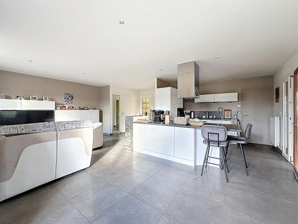 Maison familiale de 133 m² avec piscine pool house, atelier sur terrain arboré de 2 220 m² double garage