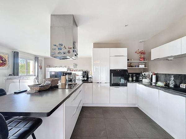 Maison familiale de 133 m² avec piscine pool house, atelier sur terrain arboré de 2 220 m² double garage