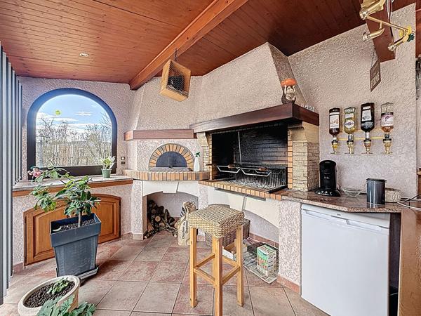 Maison familiale de 133 m² avec piscine pool house, atelier sur terrain arboré de 2 220 m² double garage