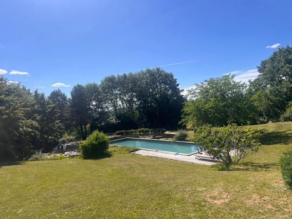 Un lieu rare où l’architecture s’efface au profit de la nature, face à la rivière du Lot.